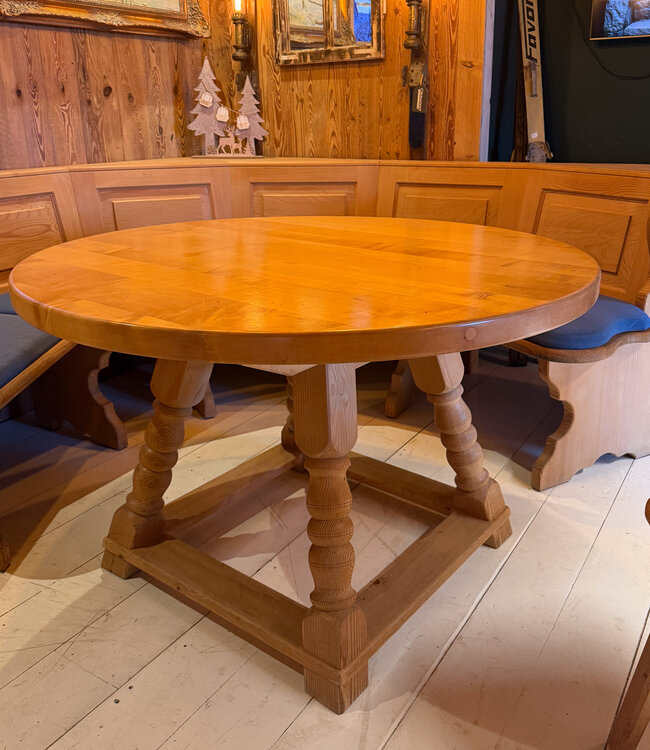 Österreichische Rundsitzgruppe | Stube-Sitzbereich | Rundes Sofa mit Tisch und Stühlen