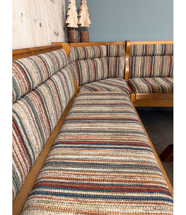 Essbereich einer österreichischen Stube | Ecksofa mit Tisch und Stühlen