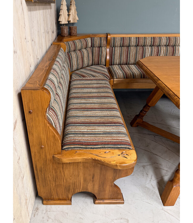 Essbereich einer österreichischen Stube | Ecksofa mit Tisch und Stühlen