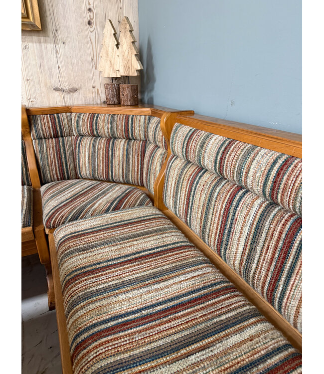 Essbereich einer österreichischen Stube | Ecksofa mit Tisch und Stühlen