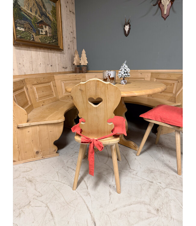 Runde Sitzgruppe im alpinen Stil | Essbereich im österreichischen Stil | Rundes Sofa mit Tisch und Stühlen