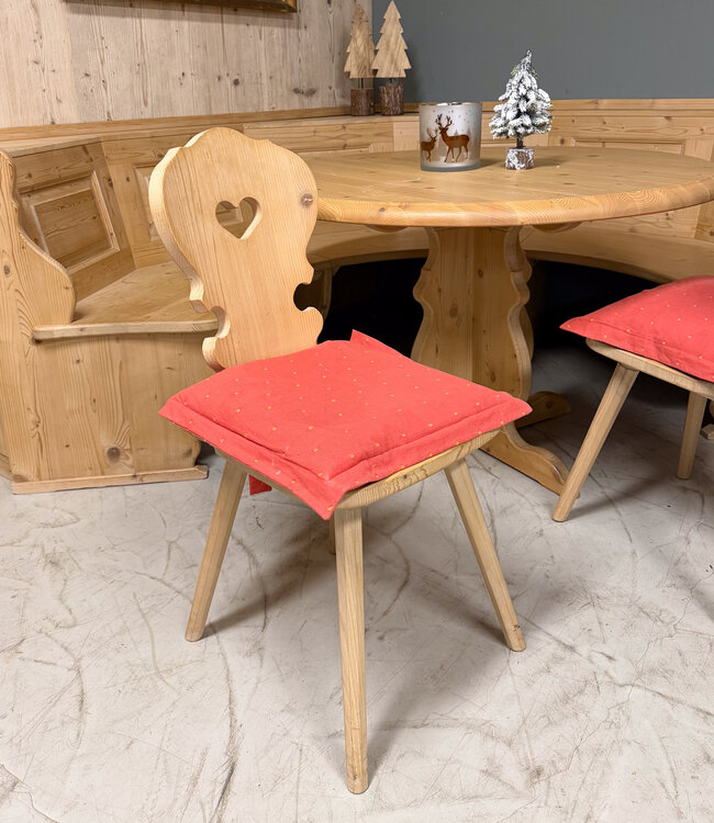 Runde Sitzgruppe im alpinen Stil | Essbereich im österreichischen Stil | Rundes Sofa mit Tisch und Stühlen