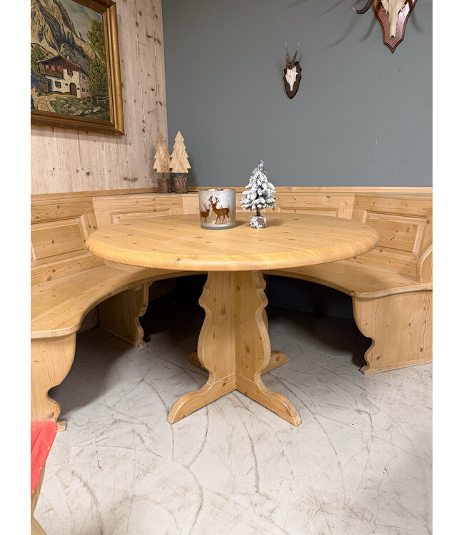 Runde Sitzgruppe im alpinen Stil | Essbereich im österreichischen Stil | Rundes Sofa mit Tisch und Stühlen
