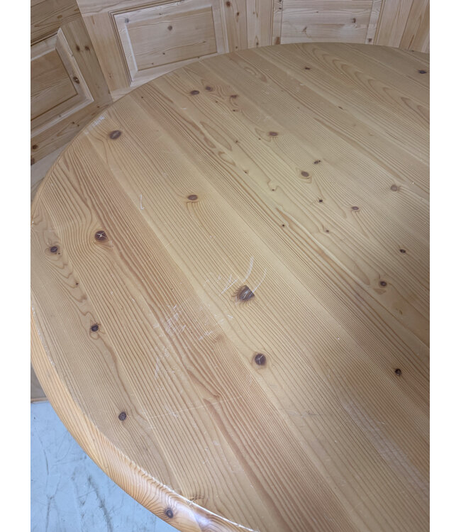 Round Alpine seating area | Austrian dining area | Round sofa + table and chairs