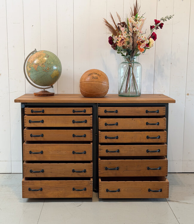 Vintage dressoir hout en staal met lades