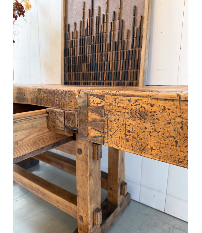 Vintage houten werkbank met lades