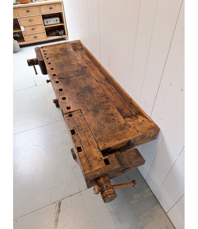 Vintage houten werkbank met lades