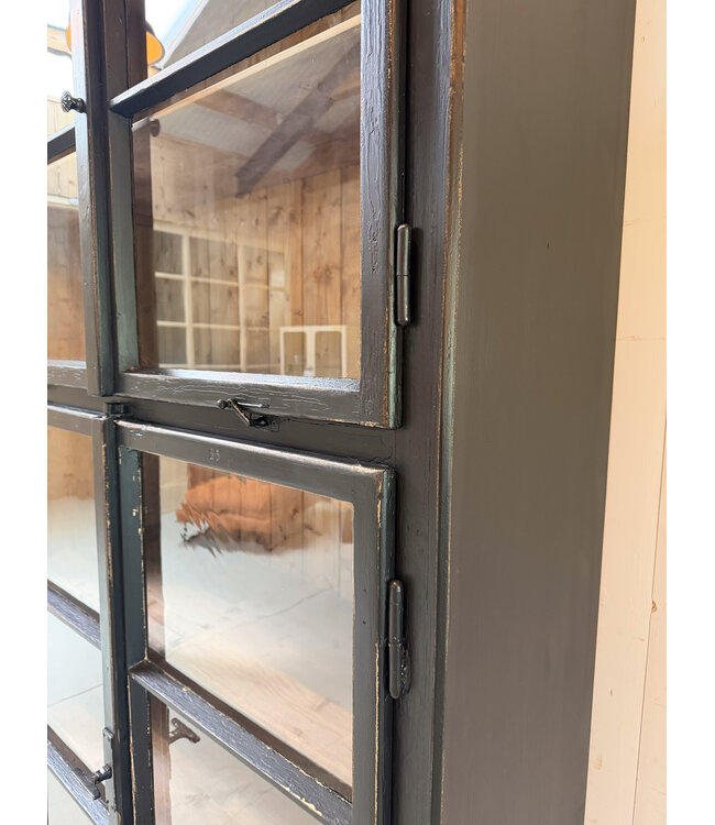 Schwarzer, antiker Holzvitrinenschrank mit altem Glas