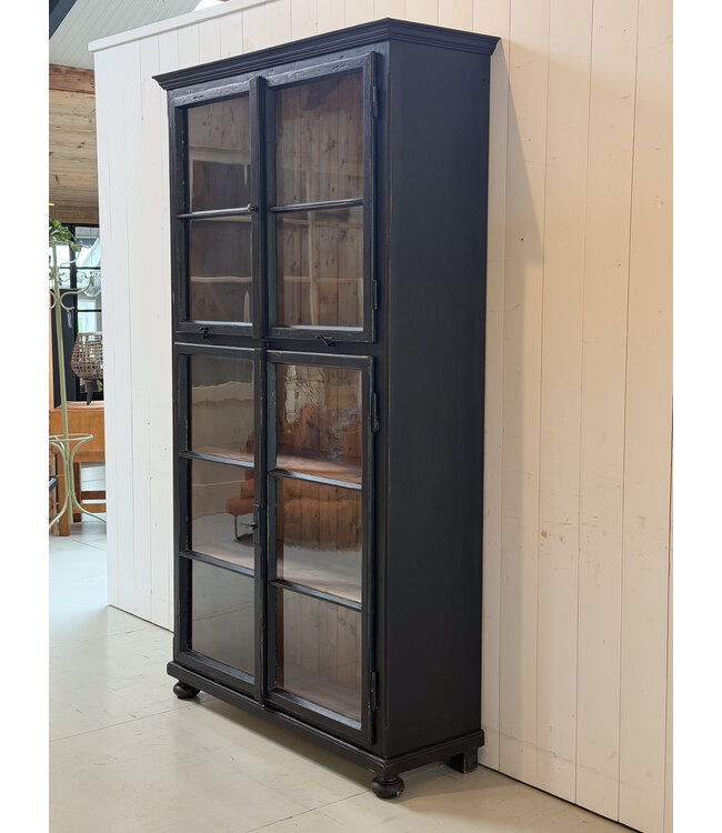 Schwarzer, antiker Holzvitrinenschrank mit altem Glas