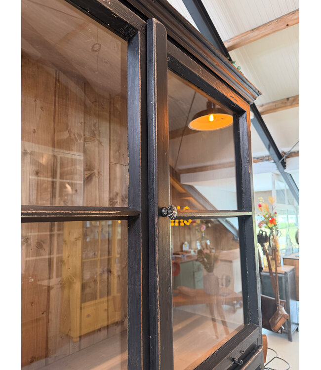Schwarzer, antiker Holzvitrinenschrank mit altem Glas