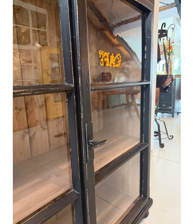 Schwarzer, antiker Holzvitrinenschrank mit altem Glas