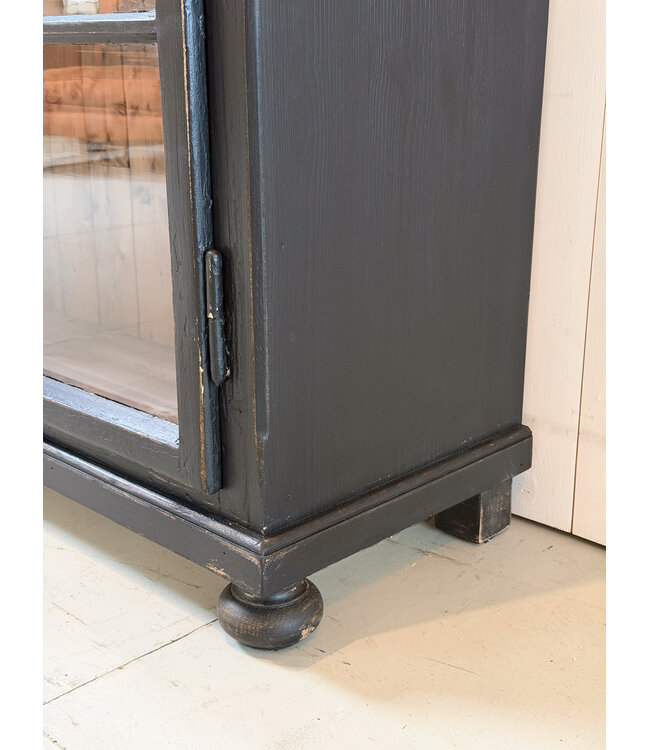Schwarzer, antiker Holzvitrinenschrank mit altem Glas