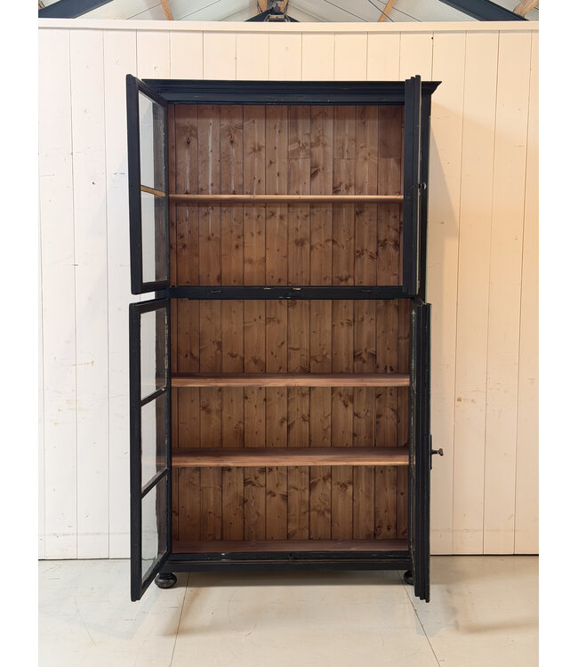 Schwarzer, antiker Holzvitrinenschrank mit altem Glas