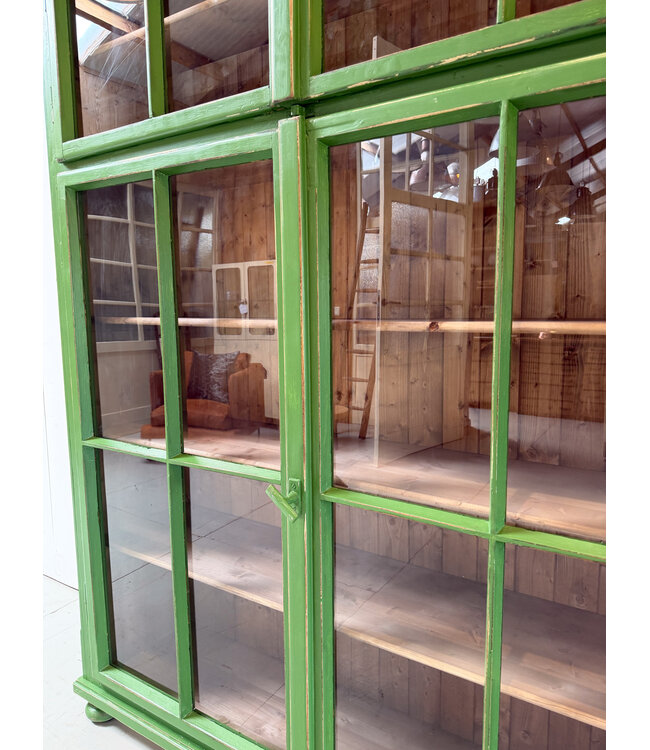 Vintage grüner Vitrinenschrank aus Holz
