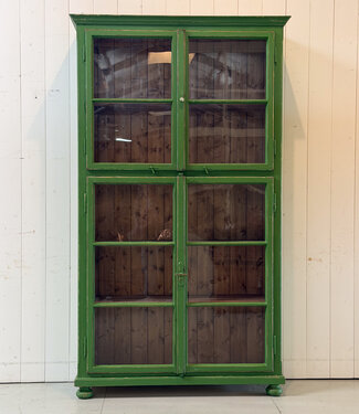 Grüner, antiker Holzvitrinenschrank mit altem Glas