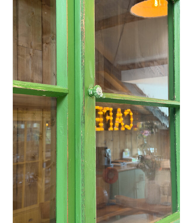 Groene vintage vitrinekast hout met oud glas