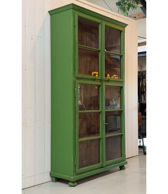 Groene vintage vitrinekast hout met oud glas
