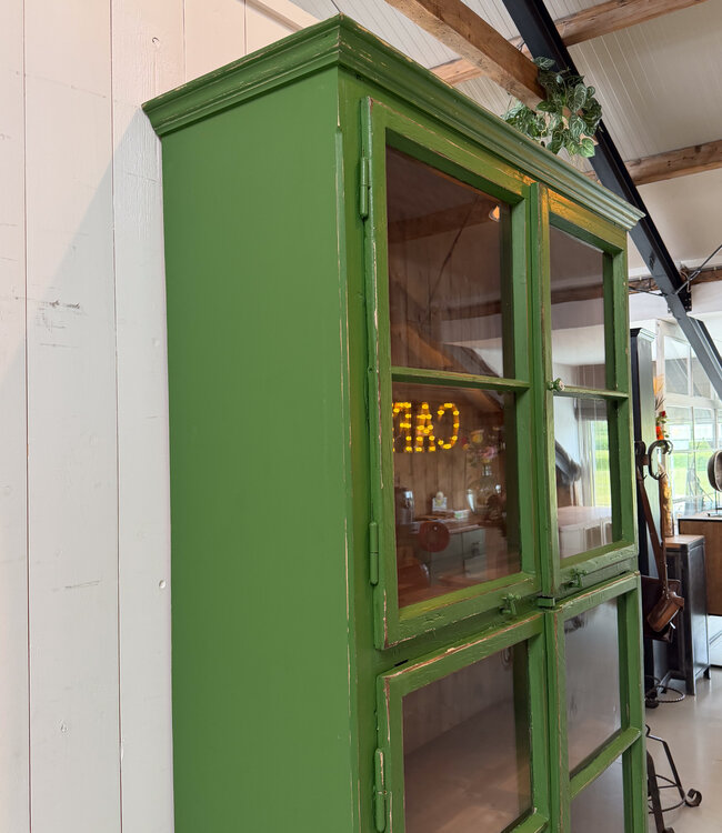 Grüner, antiker Holzvitrinenschrank mit altem Glas