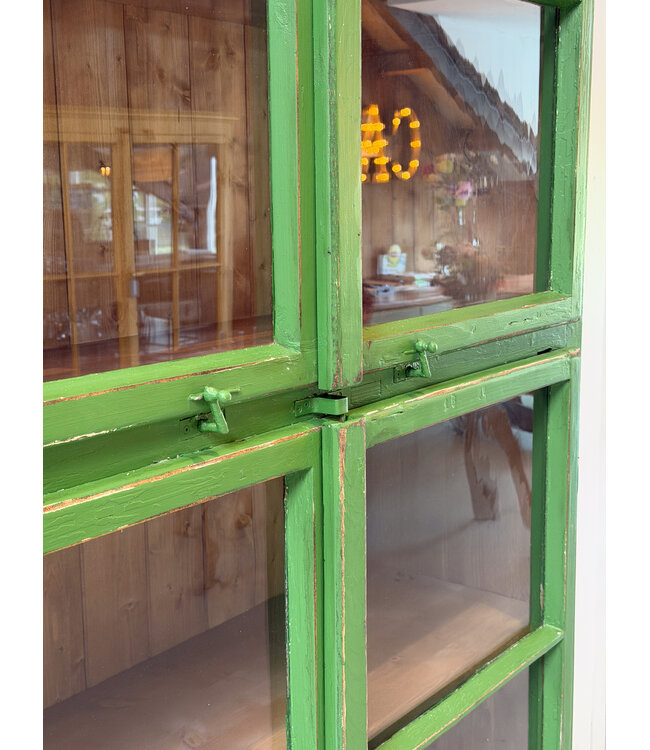 Groene vintage vitrinekast hout met oud glas
