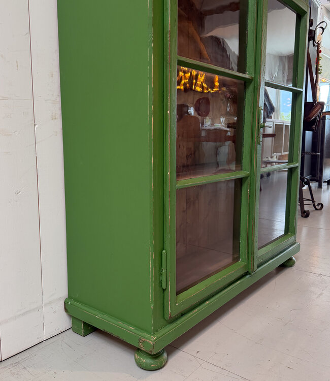 Grüner, antiker Holzvitrinenschrank mit altem Glas