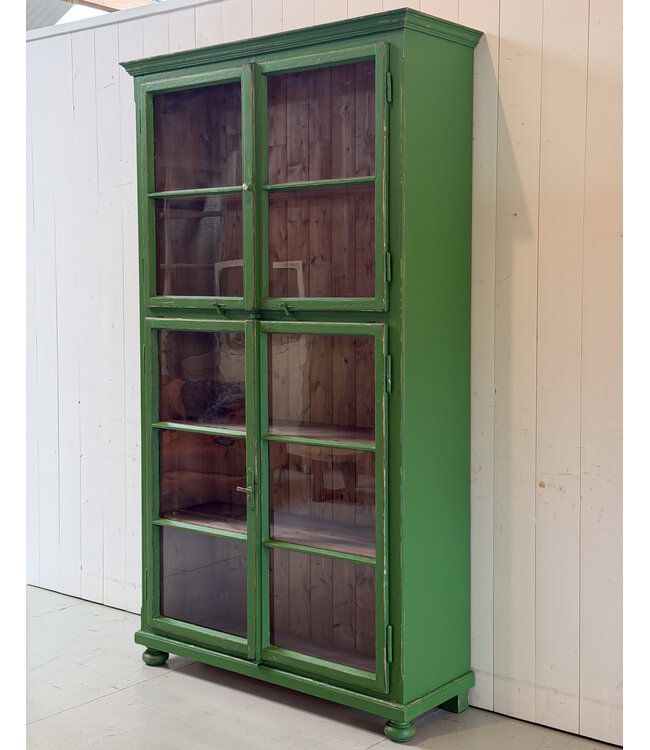 Groene vintage vitrinekast hout met oud glas