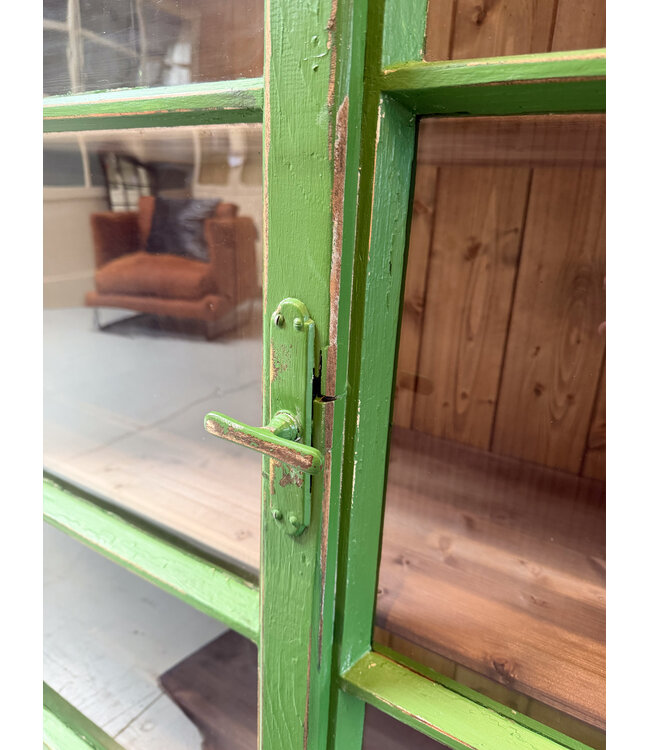 Grüner, antiker Holzvitrinenschrank mit altem Glas