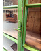 Groene vintage vitrinekast hout met oud glas