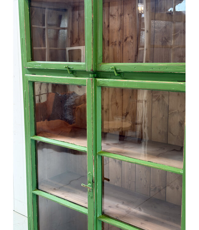 Grüner, antiker Holzvitrinenschrank mit altem Glas