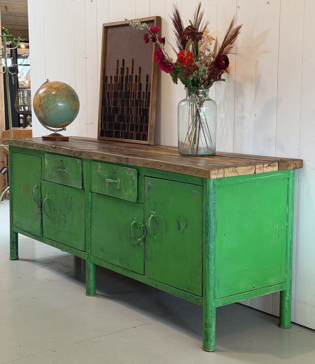 Grünes Vintage-Sideboard mit Schubladen und Türen