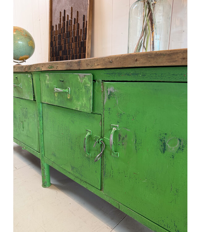 Grünes Vintage-Sideboard mit Schubladen und Türen
