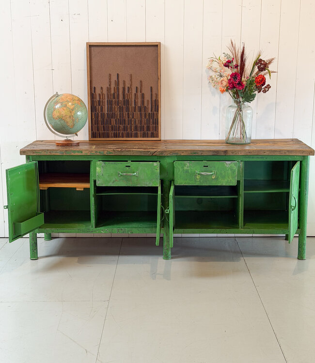 Grünes Vintage-Sideboard mit Schubladen und Türen