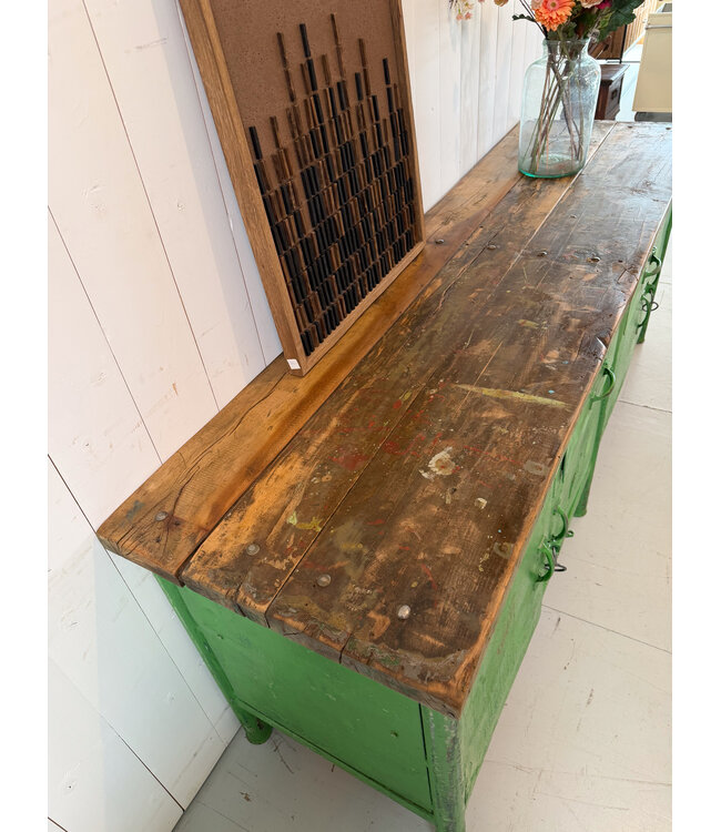 Grünes Vintage-Sideboard mit Schubladen und Türen
