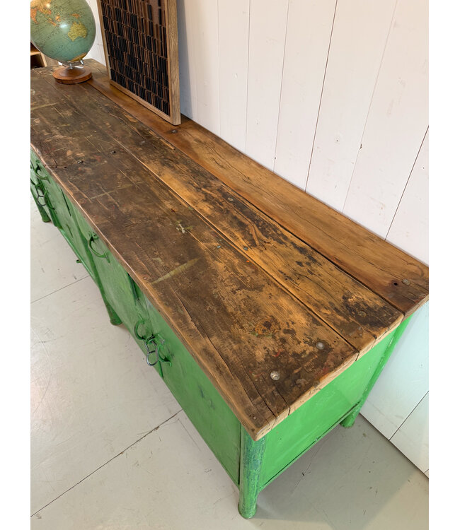 Grünes Vintage-Sideboard mit Schubladen und Türen