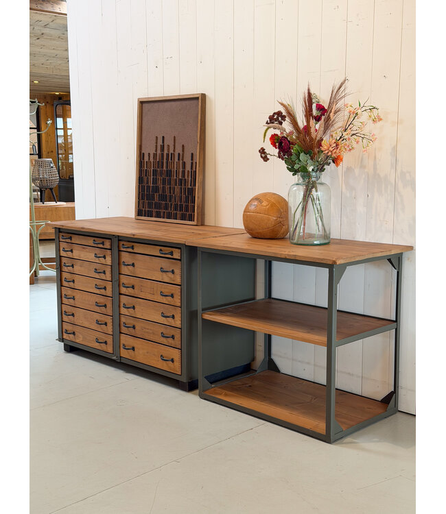 Vintage-Sideboard mit Schubladen und offenem Fach