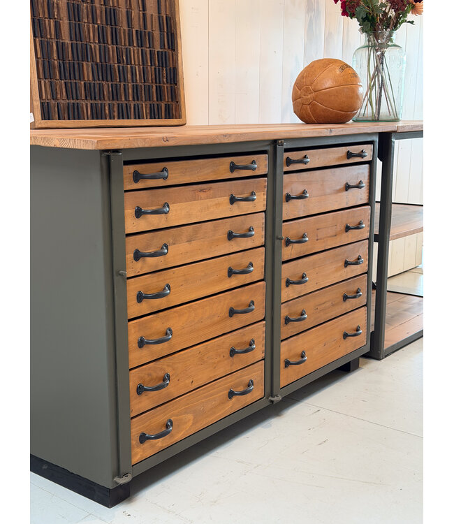 Vintage-Sideboard mit Schubladen und offenem Fach
