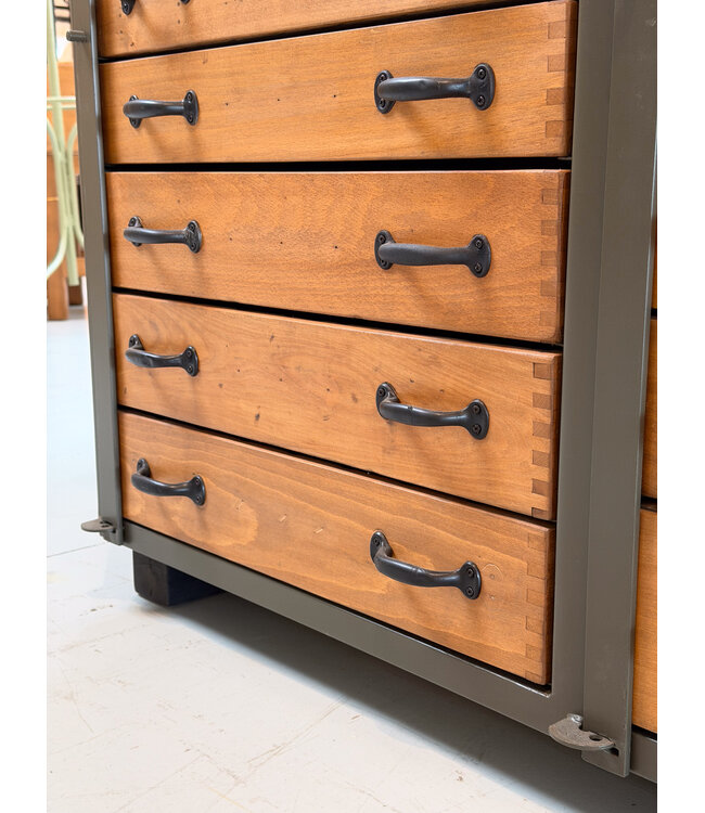 Vintage-Sideboard mit Schubladen und offenem Fach
