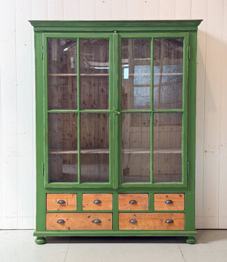 Groene landelijke servieskast van hout