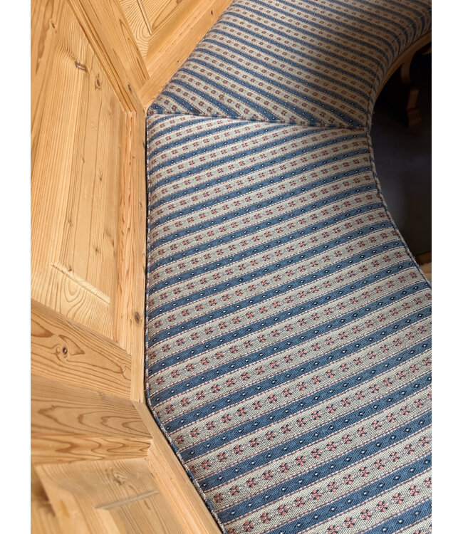 Stube-Rundsitzgruppe | Österreichischer Essbereich | Rundes Sofa mit Tisch und Stühlen