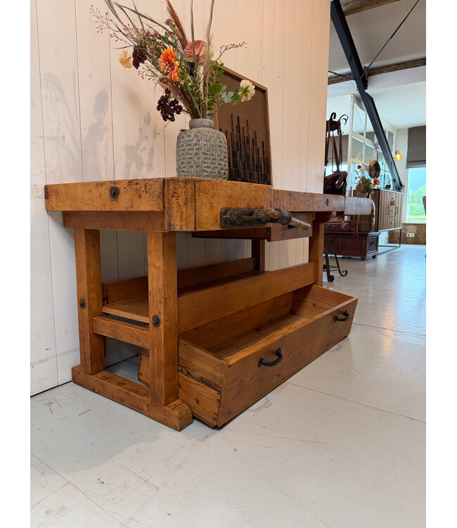 Vintage houten werkbank met lades