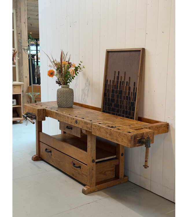 Vintage houten werkbank met lades