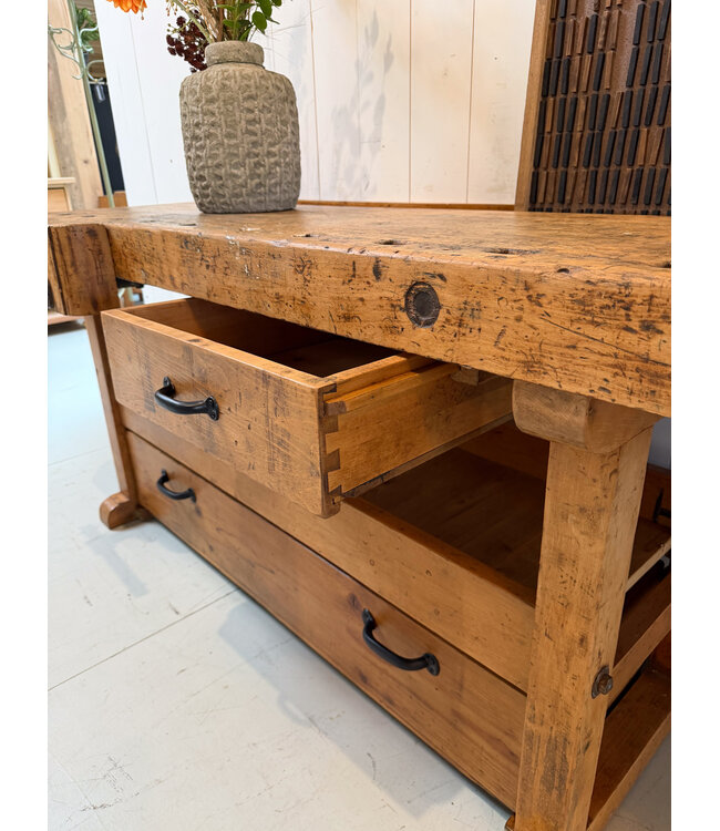 Vintage houten werkbank met lades