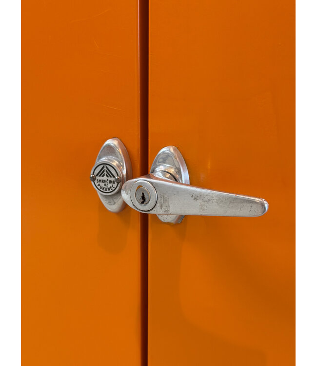 Vintage oranje apothekerskast / medicijnkast