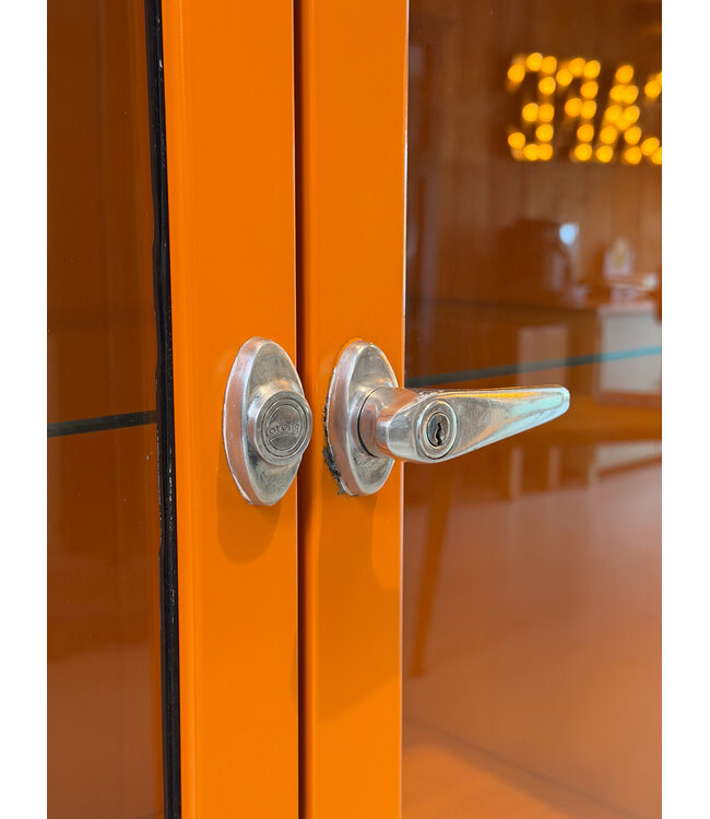 Vintage orangefarbener Apothekerschrank / Medizinschrank