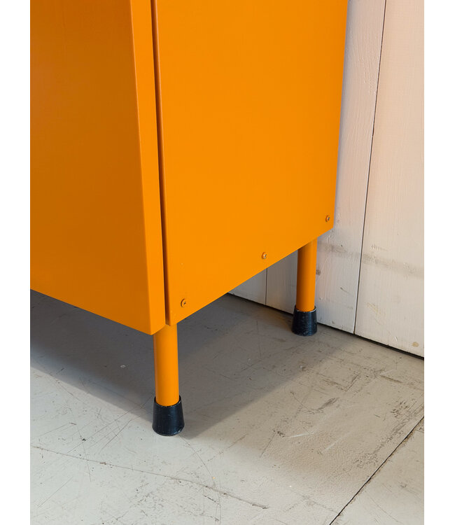 Vintage oranje apothekerskast / medicijnkast