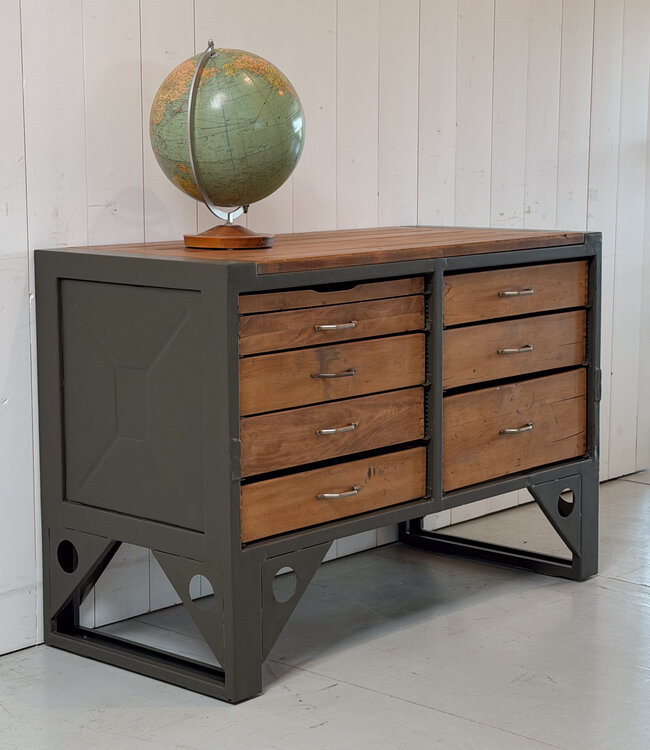 Vintage werkbank hout en staal met lades
