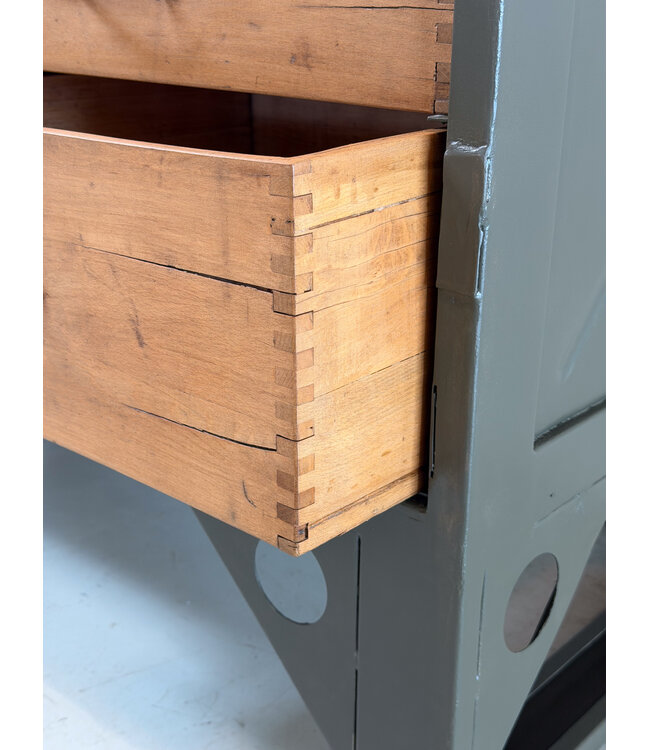 Vintage werkbank hout en staal met lades