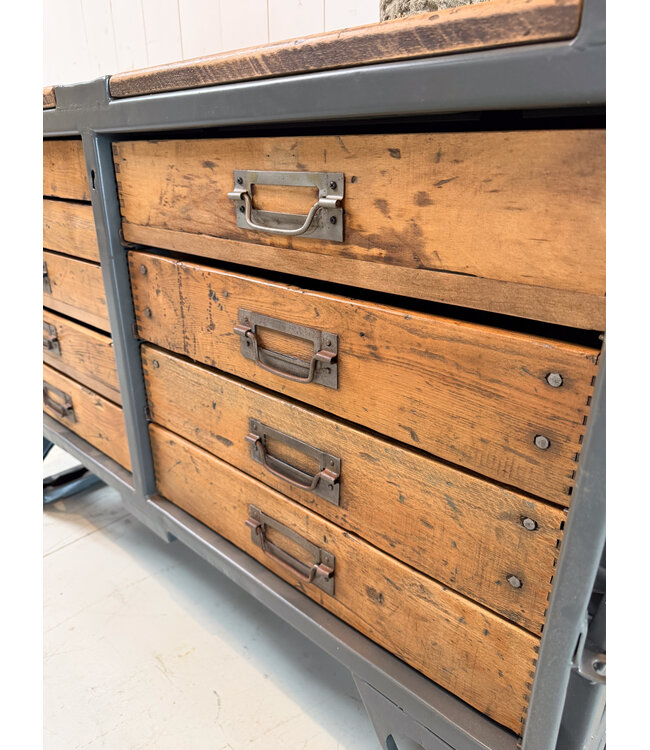 Vintage werkbank met lades