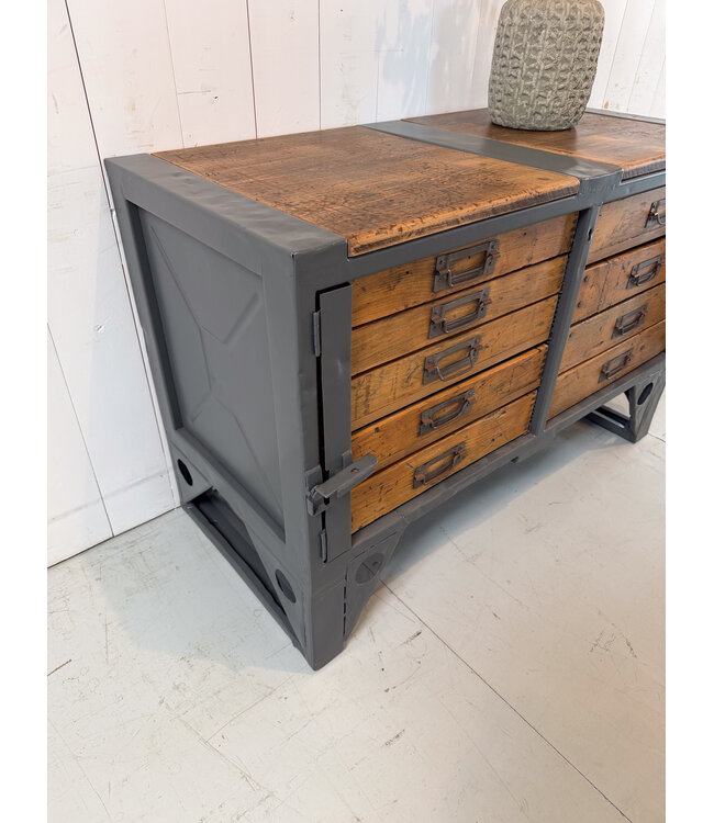 Industrieel dressoir
