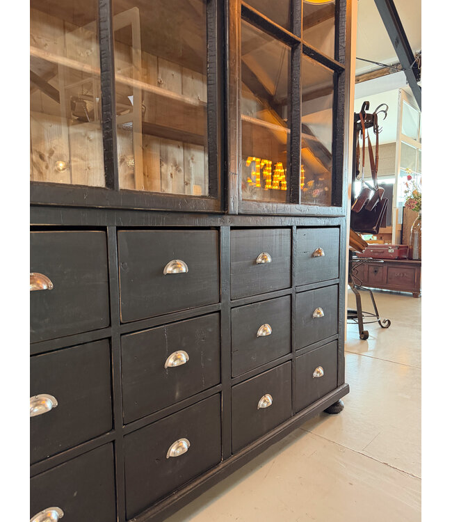 Schwarzer Vitrinenschrank mit Glastüren und 12 Schubladen | Buffetschrank
