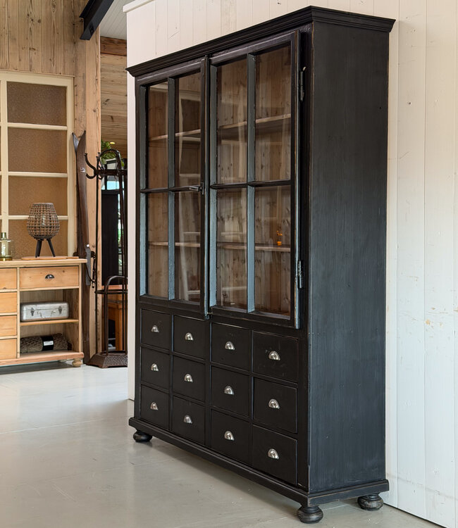 Schwarzer Vitrinenschrank mit 12 Schubladen | Buffetschrank
